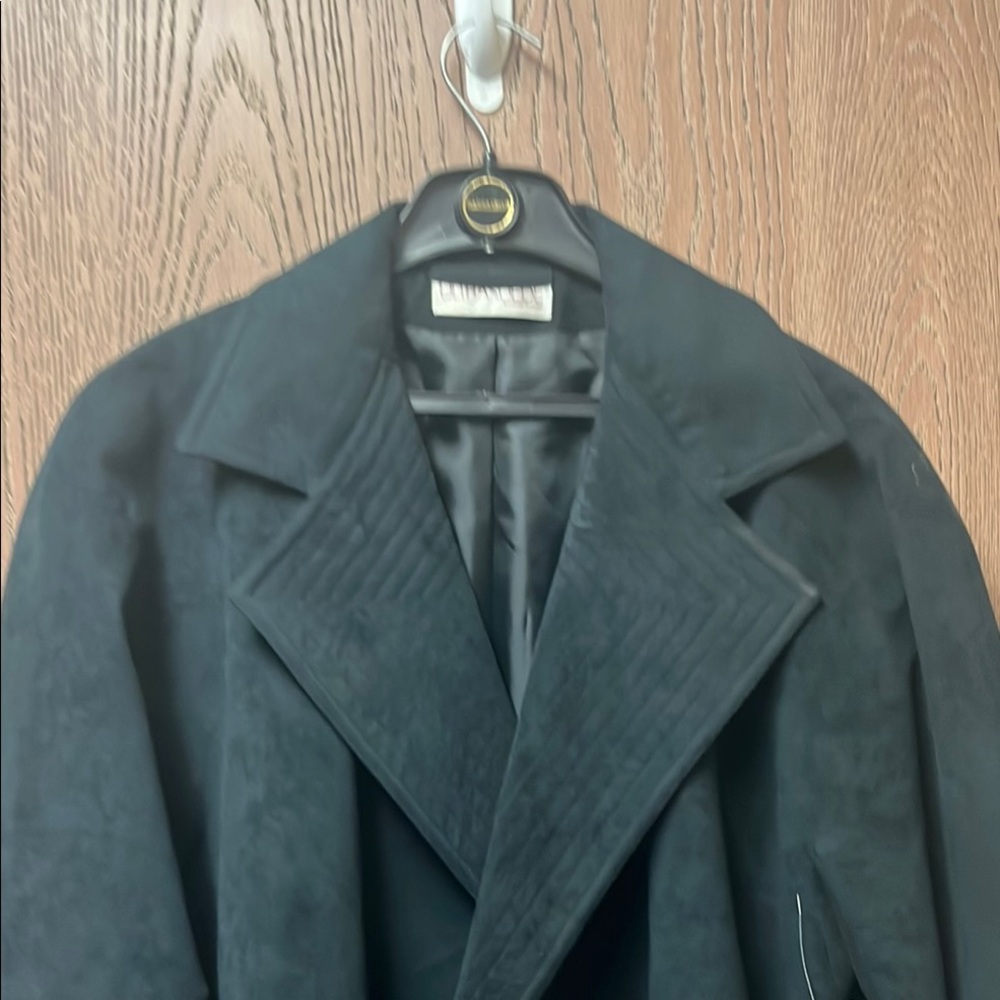 Sleek Black Leather Jacket with Classic Tailoring